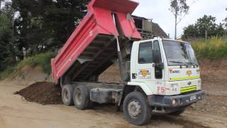 Camion Tolva en descarga de Estabilizado Construcción Puente Nuevo Río Bueno [upl. by Halsy236]