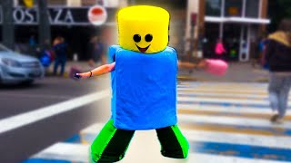 me DISFRAZÓ DE ROBLOX y hago retos EN LA CALLE [upl. by Omissam]