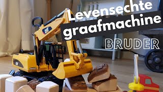 Levensechte graafmachine speelgoed van Bruder CAT [upl. by Ahsirtal]