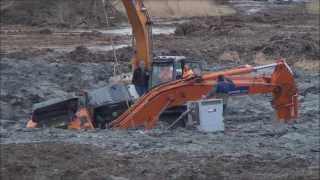 Graafmachines zakken weg in bouwput Sint Philipsland [upl. by Ashby]