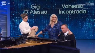 Gigi DAlessio e Vanessa Incontrada cantano al pianoforte  Domenica In 24112019 [upl. by Wayolle]