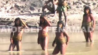 Lost Peruvian tribe make first contact [upl. by Eilyak397]